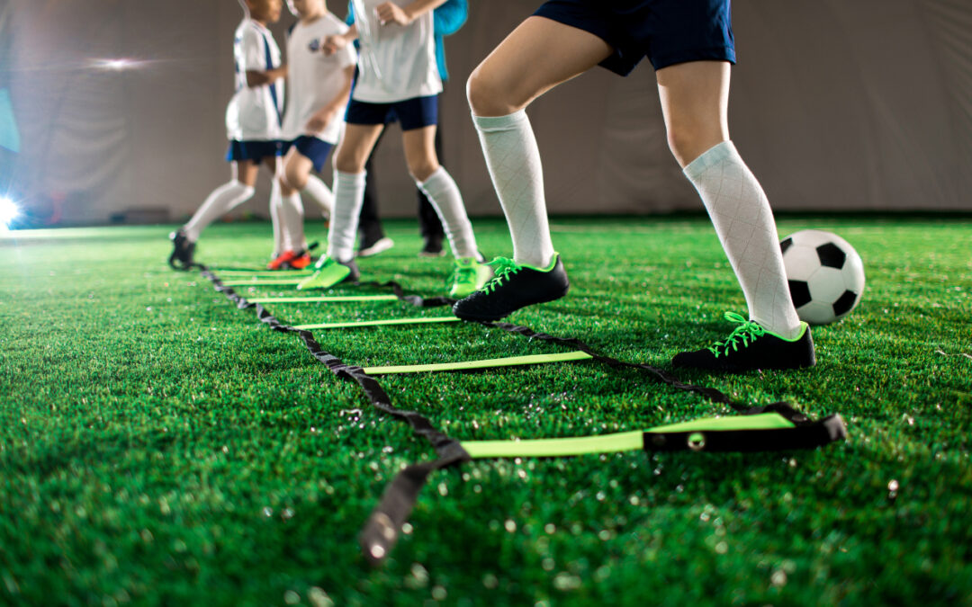 Kiedy zacząć przygodę z piłką – szkolenie dzieci i młodzieży od podstaw